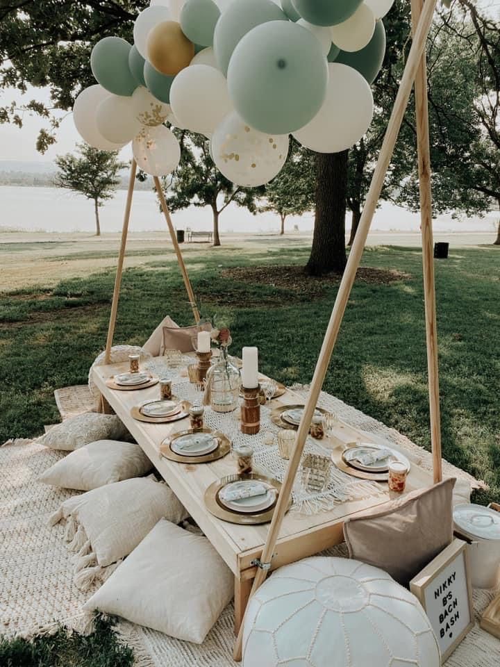Tipi de madera natural con alfombras persas, cojines y flores silvestres — estilo boho